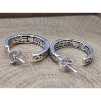 Echt zilveren oorbel stekers bewerkt.